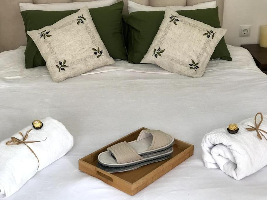 Central, Calm With Courtyard Apartment *