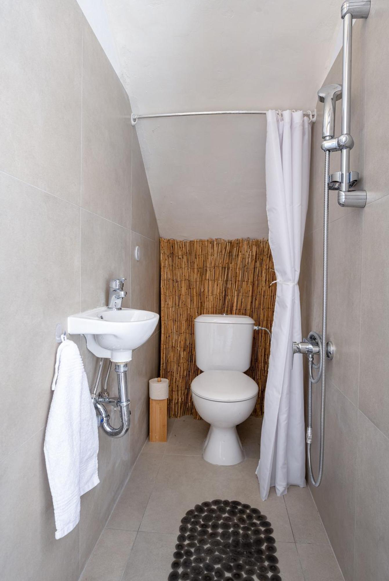 Central, Calm With Courtyard Apartment Aegina