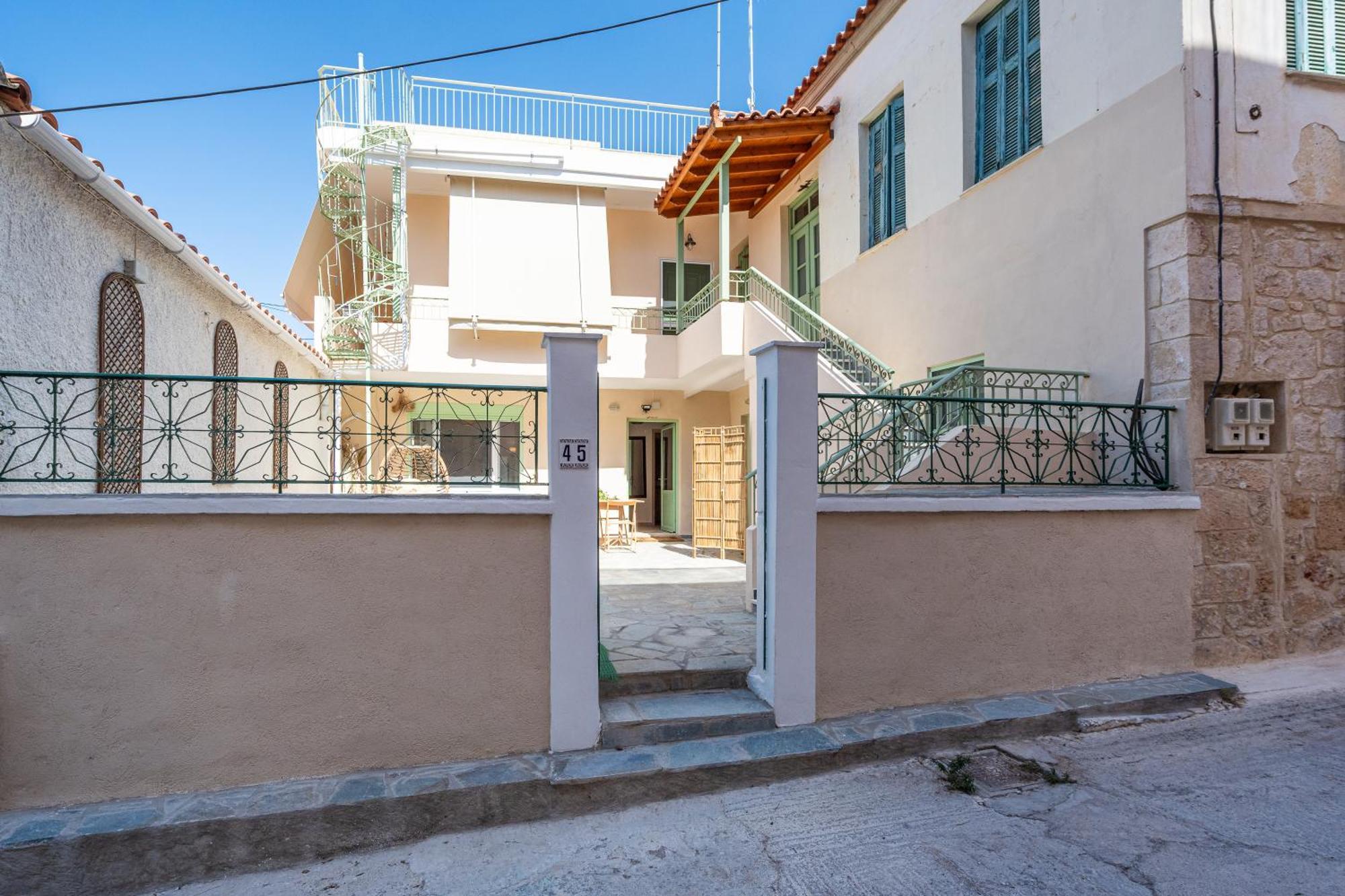Central, Calm With Courtyard Apartment Aegina