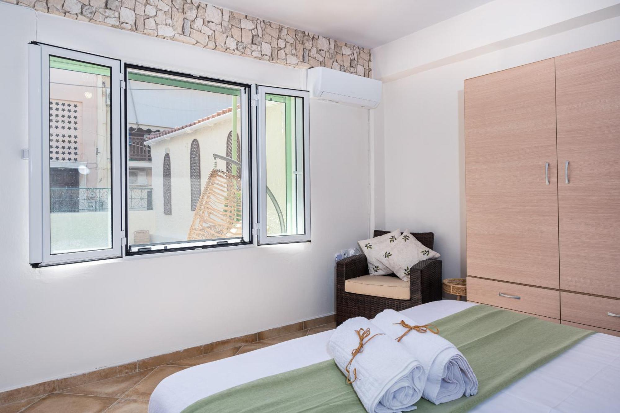 Central, Calm With Courtyard Apartment *